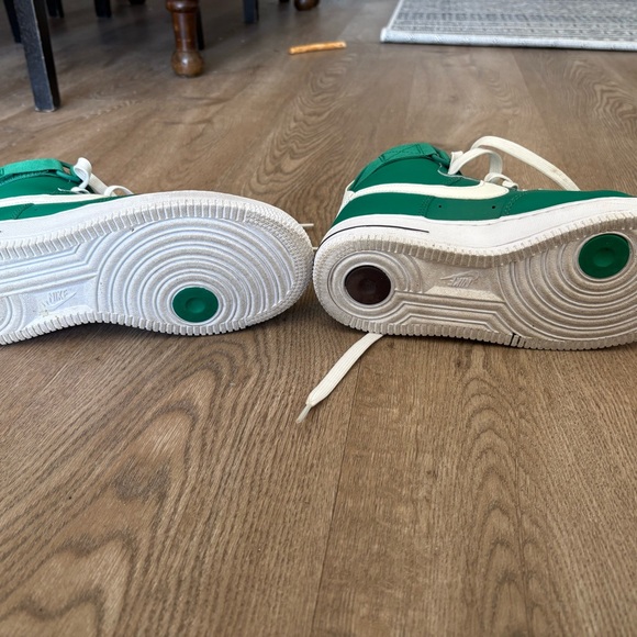 Nike Women's Air Force 1 High SE '40th Anniversary' in the 'Malachite' colorway - Picture 5 of 5